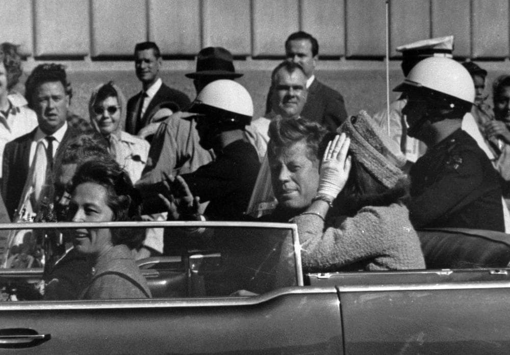 El presidente John F. Kennedy es visto montando en una caravana aproximadamente un minuto antes de ser disparado en Dallas, Tx. el 22 de noviembre de 1963. (AP)