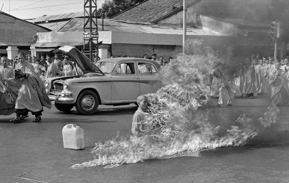 仏教僧による一連の激しい自殺の第一弾として、南ベトナム政府による仏教徒への迫害に抗議するため、サイゴンの路上で焼身自殺するティチ・クアン・ドゥック氏（1963年6月11日。 (Malcolm Browne/AP)