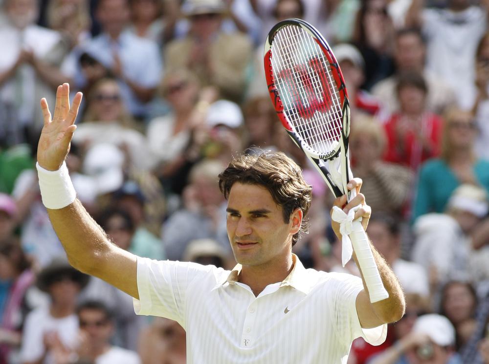 Roger Federer of Switzerland acknowledge the crowd after defeating  Guillermo Garcia-Lopez of Spain during their second round singles match at Wimbledon, Wednesday, June 24, 2009. (AP Photo/Sang Tan)