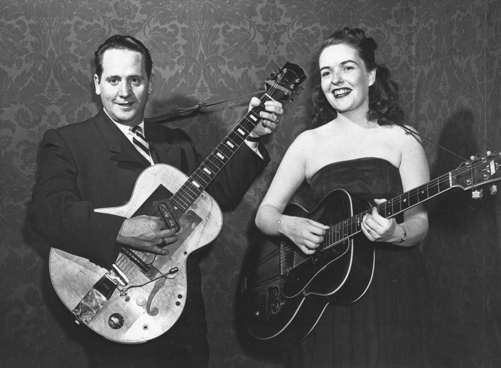 Les Paul and his wife, Mary Ford, perform with their guitars in 1951. (AP)