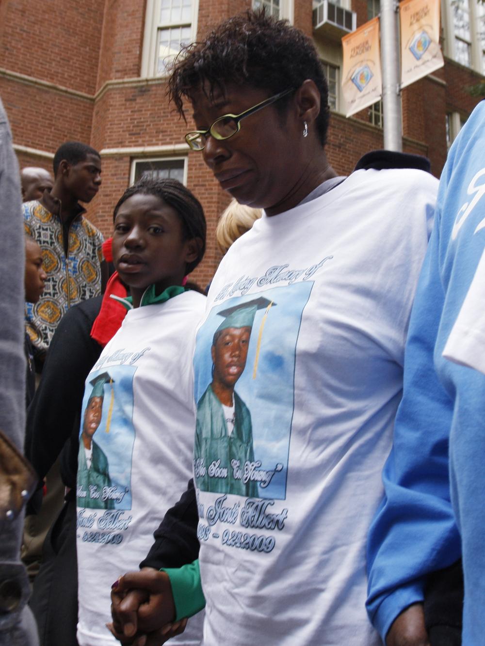 An-Janette L. Albert, center, mother of 16-year old Derrion Albert who was beaten to death earlier in the week, cries as she walks to Fenger High School  in Chicago, Sept. 28, 2009. A vigil for Derrion Albert was planned outside of  Fenger High School.(AP)