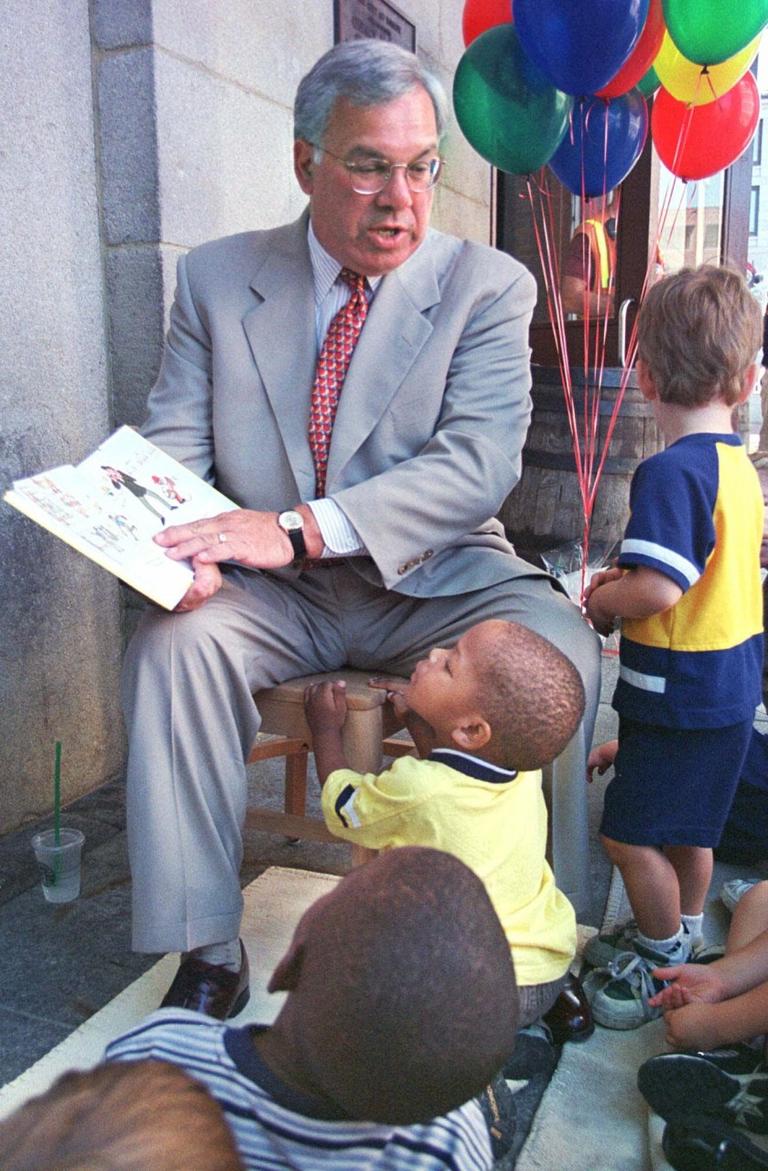 Mayor Thomas Menino reads to Boston-area elementary children in Aug. 1999. (AP)