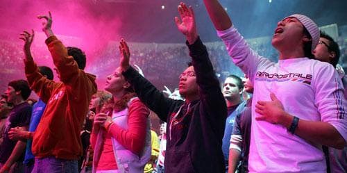 18,000 young people, mainly of college students, gathered in Nashville, Tenn., for the four-day Passion '06 conference in January 2006. 