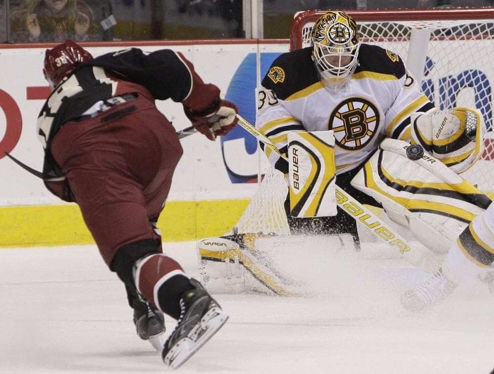 Boston Bruins&#039; Tim Thomas, right, makes a save on a shot by Vernon Fiddler, left, during the third period Saturday, in Glendale, Ariz.  (AP Photo/Ross D. Franklin)