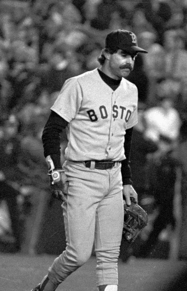Sox first baseman Bill Buckner is a picture of dejection as he leaves the field after committing an error which allowed the winning run to score in the sixth game of the World Series against the Mets, Oct. 25, 1986. (AP) 