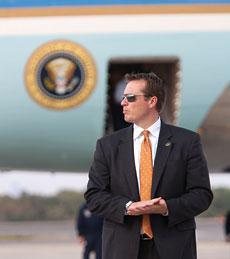 A Secret Service agent stands near Air Force One awaiting the return of President Barack Obama in Jacksonville, Fla., Monday, Oct. 26, 2009. (AP)