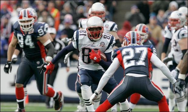 New England Patriots&#039; Randy Moss (81) runs against the Buffalo Bills during the first half of the NFL football game in Orchard Park, N.Y., on Sunday. (AP)