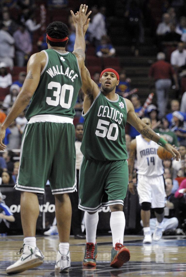 Boston Celtics guard Eddie House, center, is congratulated by teammate Rasheed Wallace, left, in the final seconds of an NBA basketball game in Orlando, Fla., Friday, Dec. 25, 2009.  The Celtics won 86-77. (AP)