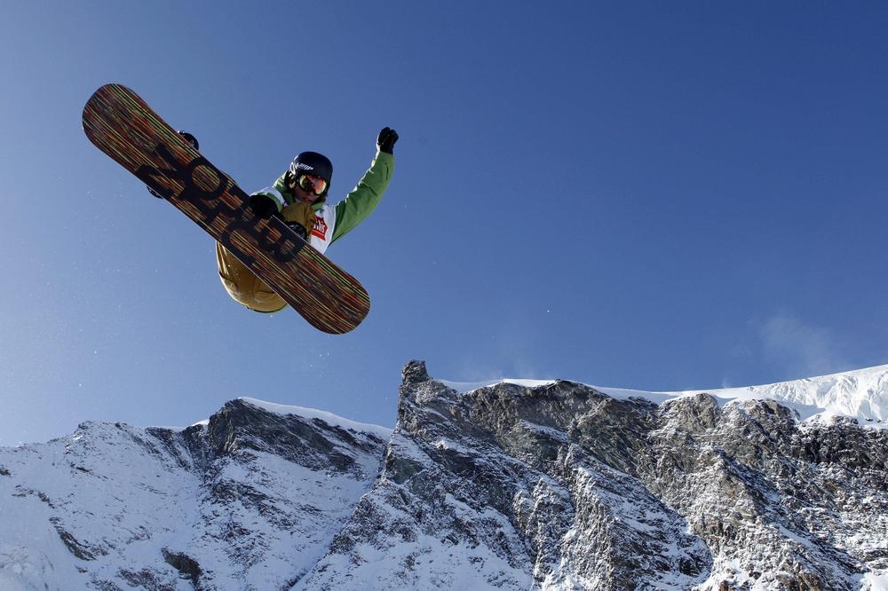 Kevin Pearce of the United States competes during the final of the men's Snowboard Half-Pipe FIS World Cup 2009 event on the Allalin glacier in Saas-Fee, Switzerland, Thursday, Nov. 5, 2009. (AP)