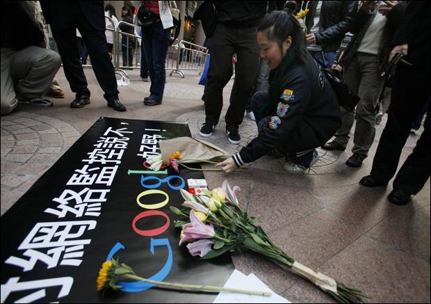 A Google supporter presents flowers near the Google&#039;s Hong Kong office. (Kin Cheung/AP)