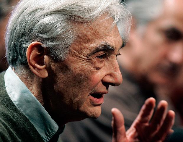 Howard Zinn takes part in a panel discussion in January 2008 at Emerson College in Boston. (AP)