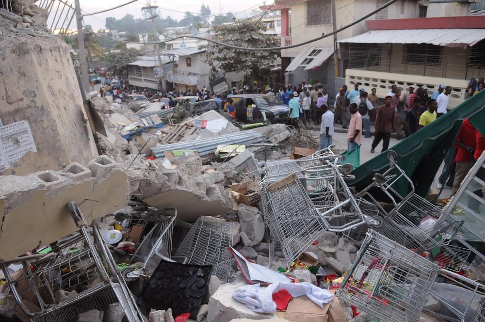 Debris lays in the street after an earthquake along the Delmas road in Port-au-Prince, Haiti, Wednesday, Jan. 13, 2010.  A 7.0-magnitude earthquake, the largest ever recorded in the area, rocked Haiti on Tuesday. (AP Photo/Jorge Cruz)  ** NO PUBLICAR EN REPUBLICA DOMINICANA **