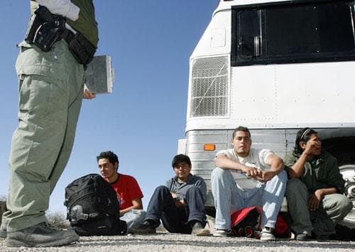 The U.S. Border Patrol detains a large group of suspected illegal immigrants at the Arizona-Mexico border in Sasabe, Arizona on Jan. 19, 2007 (AP Photo)