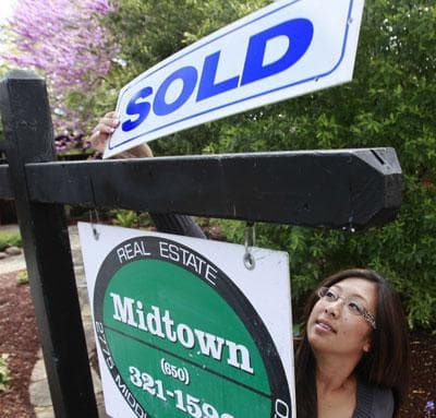 Joann Weber, of Midtown Realty, at a home in Palo Alto, Calif., April 5, 2010. An $8,000 tax credit for first-time home buyers expired Friday, April 30. (AP)