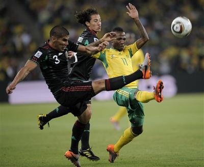 Mexico&#039;s Carlos Salcido, left, and Mexico&#039;s Andres Guardado, center, compete for the ball with South Africa&#039;s Teko Modise, right, during the World Cup group A soccer match between South Africa and Mexico in Johannesburg, South Africa, on Friday, June 11, 2010. (AP) 