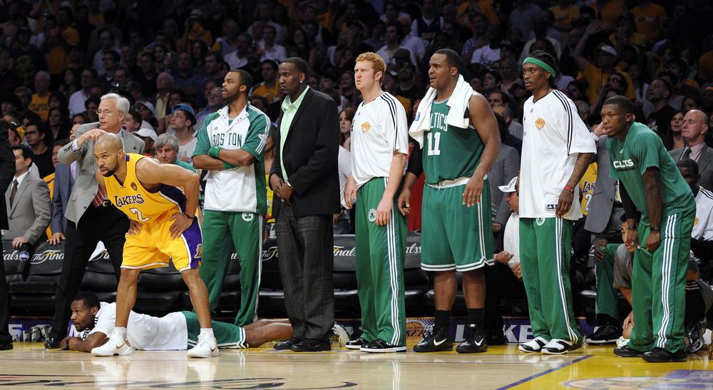 Los Angeles Lakers guard Derek Fisher, left, gets ready as the ball comes down court as members of the Boston Celtics bench look on during the closing seconds in Game 7 of the NBA basketball finals, Thursday, June 17, 2010, in Los Angeles. The Lakers won 83-79. (AP)