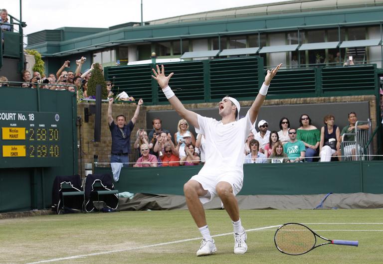 John Isner of the US reacts as he defeats France&#39;s Nicolas Mahut, in their epic men&#39;s singles match at the All England Lawn Tennis Championships at Wimbledon, Thursday, June 24, 2010. (AP)