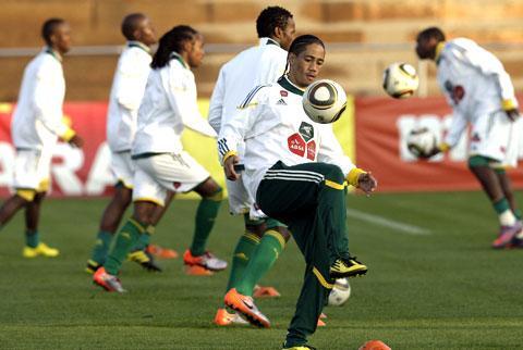 South Africa&#039;s Steven Pienaar, center, controls the ball during a training session, ahead of their opening World Cup match against Mexico on Friday, in Johannesburg, South Africa, June 9, 2010. (AP)