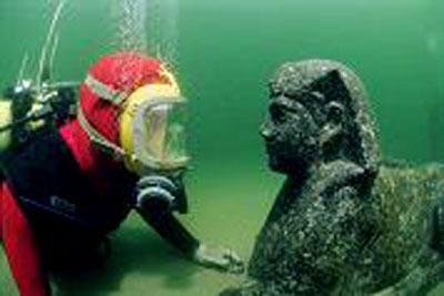 A diver eye-to-eye with the sphinx believed to represent Ptolemy XII, father of the famous Cleopatra VII. The sphinx was found during excavations in the ancient harbour of Alexandria. (Credit: The Franklin Institute; Franck Goddio/Hilti Foundation, photo: Jerome Delafosse)