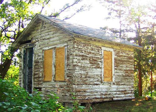 Tereasa Surratt's cabin before renovations (Sterling Publishing)
