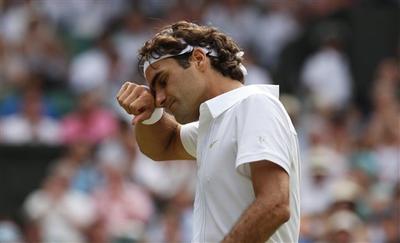 Roger Federer wipes his face during his quarterfinal loss to Tomas Berdych at Wimbledon, Wednesday, June 30, 2010 (AP Photo/Alastair Grant)