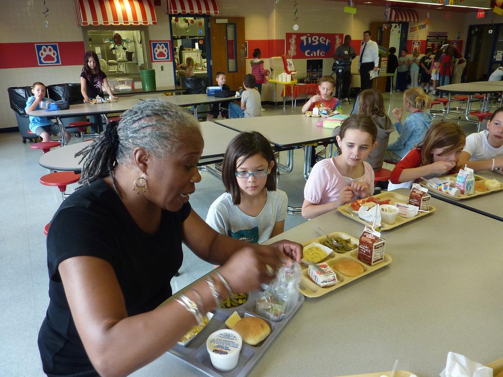 Deputy Adminstrator Audrey Rowe enjoys lunch with third graders. (USDAGov/Flickr)