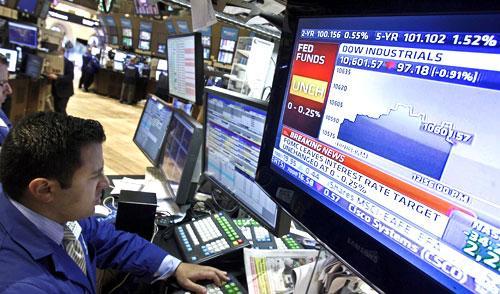 A television screen on the floor of the New York Stock Exchange shows the Federal Reserve interest rate decision, Tuesday, Aug. 10, 2010. (AP)