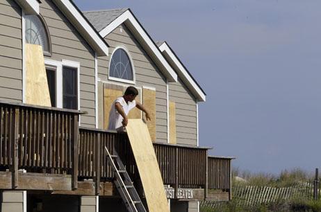 Residents are boarding up windows and doors in Hatteras, N.C., as Hurricane Earl approaches North Carolina&#039;s Outer Banks. (AP)
