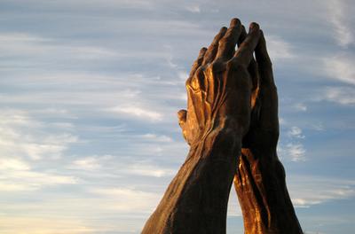 &quot;Praying Hands&quot;, a 60-foot tall bronze statue at Oral Roberts University in Tulsa, OK. (mulmatsherm/Flickr)