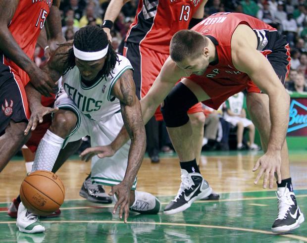 Boston Celtics' Marquis Daniels, left, battles Toronto Raptors' Linas Kleiza for the loose ball in the first quarter of a preseason NBA basketball game, Sunday, Oct. 10, 2010, in Boston. The Celtics won 91-87. (AP)