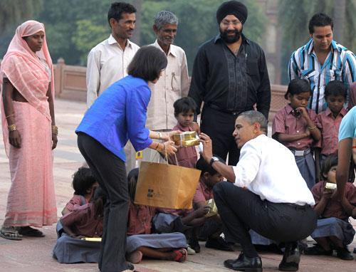 U.S. President Barack Obama hands out gifts to children as he visits Humayun&#039;s Tomb in New Delhi, India, Nov. 7, 2010. (AP)