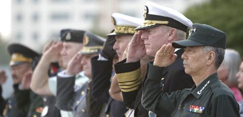 U.S. Navy Admiral Robert Willard, second from right, commander of the U.S. Pacific Fleet, in Seoul, South Korea, Oct. 18, 2010. (AP)