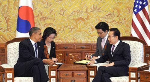 South Korea&#039;s President Lee Myung-Bak, right, talks with President Barack Obama in Seoul, at the G20 Summit, Nov. 11, 2010. (AP)