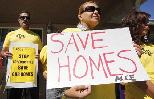 An anti-eviction protest at a home in Menlo Park, Calif, Sept. 2010. (AP)