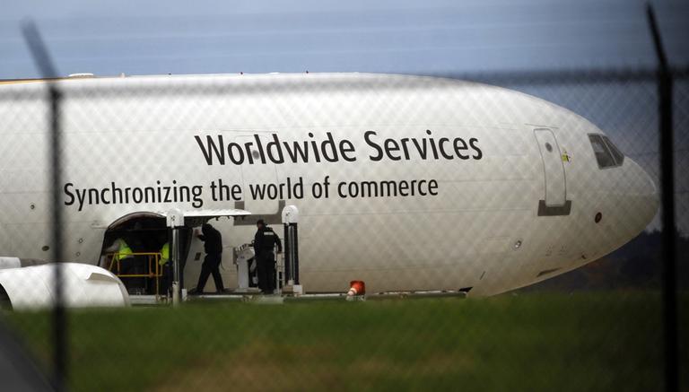 Investigators search for suspicious packages on a plane stopped in Mumbai, India. (AP)
