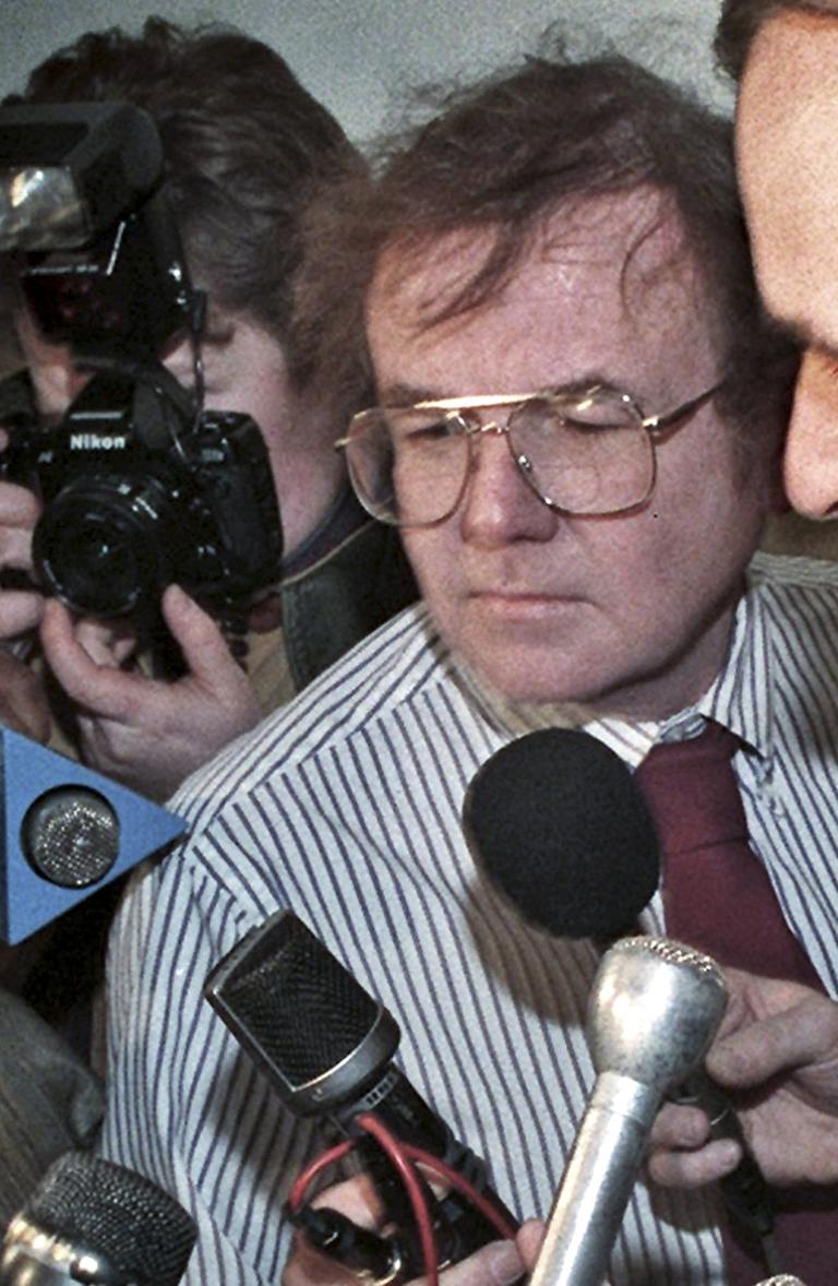 Kevin McNicholas in the midst of a State House reporters' scrum in 1995. (AP)
