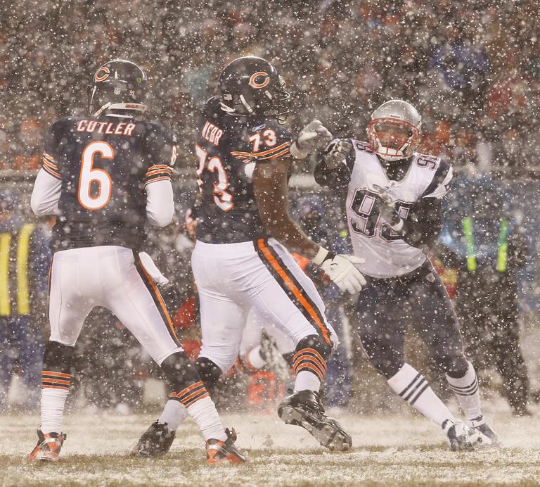New England defensive end Eric Moore, right, rushes Chicago offensive tackle J&#39;Marcus Webb to pressure quarterback Jay Cutler in the second half of the game in Chicago on Sunday. (AP)