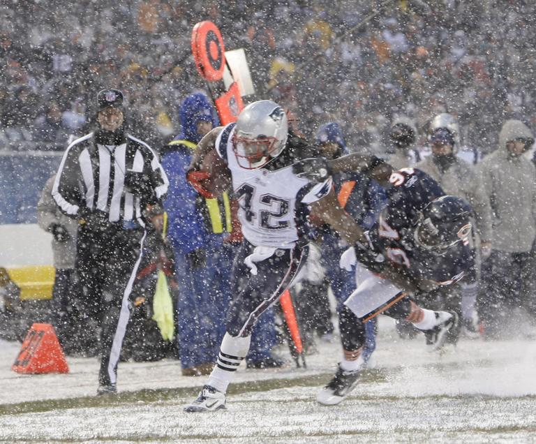 Patriots Runningback BenJarvus Green Ellis fights through the Chicago snow and defense. (AP)