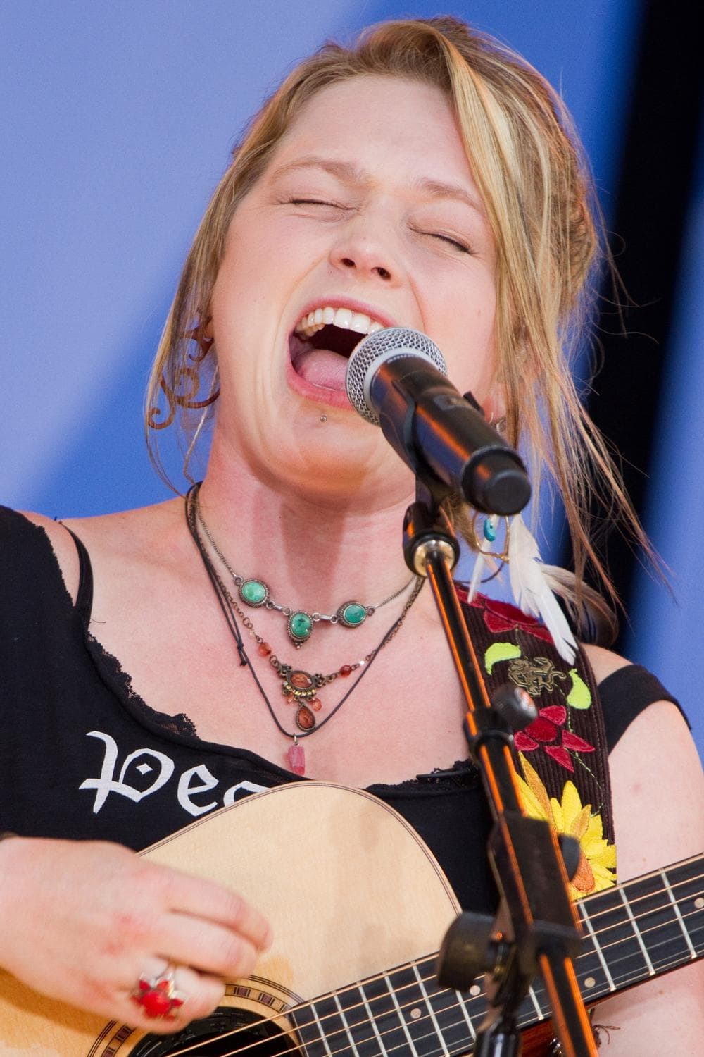 American Idol runner-up Crystal Bowersox performs in Central Park, on ABC's &quot;Good Morning America&quot; show. (AP)