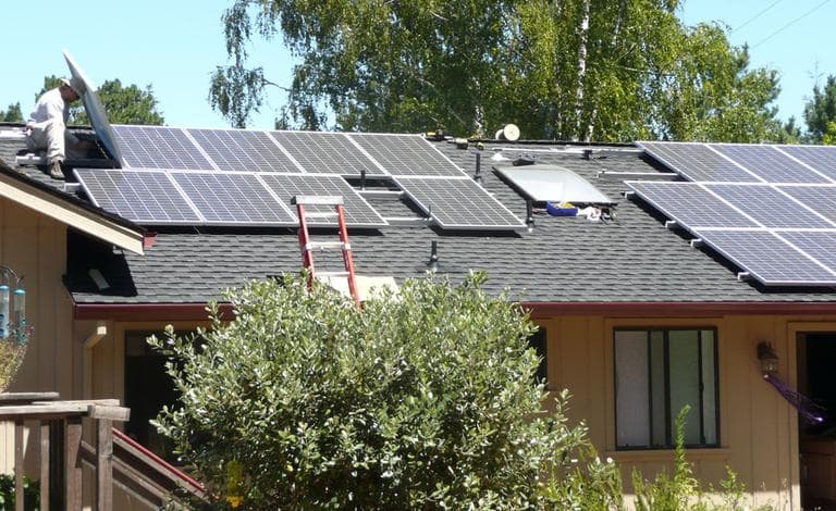 Solar panels being installed on a house (ATIS547/Flickr)