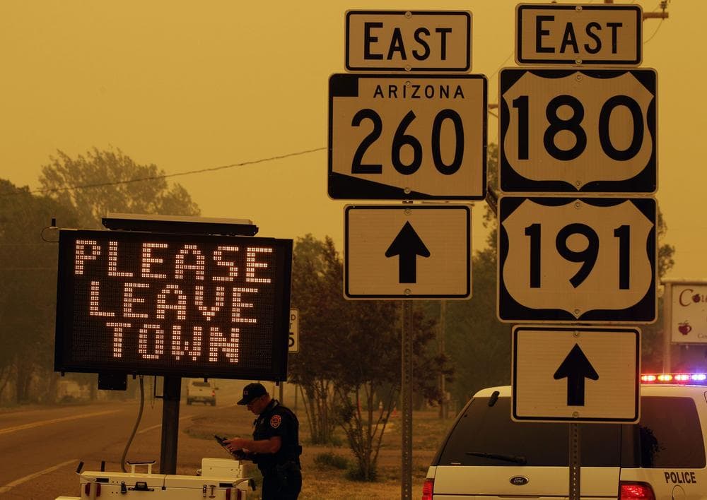 A sign asks for residents to evacuate as the Wallow Fire approaches in Springerville, Ariz., Wednesday. (AP)