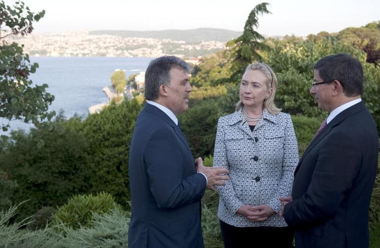 Turkish President Abdullah Gul, left, speaks with US Secretary of State Hillary Clinton and Turkish Foreign Minister Ahmet Davutoglu in Istanbul on Friday. Around 15 diplomats met Friday to discuss a political solution to the conflict in Libya while co-ordinating aid for the rebels. (AP)