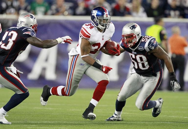 New England Patriots safety James Ihedigbo, left, and linebacker Tracy White (58) move in on New York Giants running back Da'Rell Scott during a preseason game Thursday. (AP)