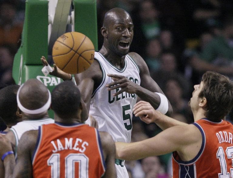 Boston Celtics forward Kevin Garnett (5) dishes the ball from under the basket. (AP)
