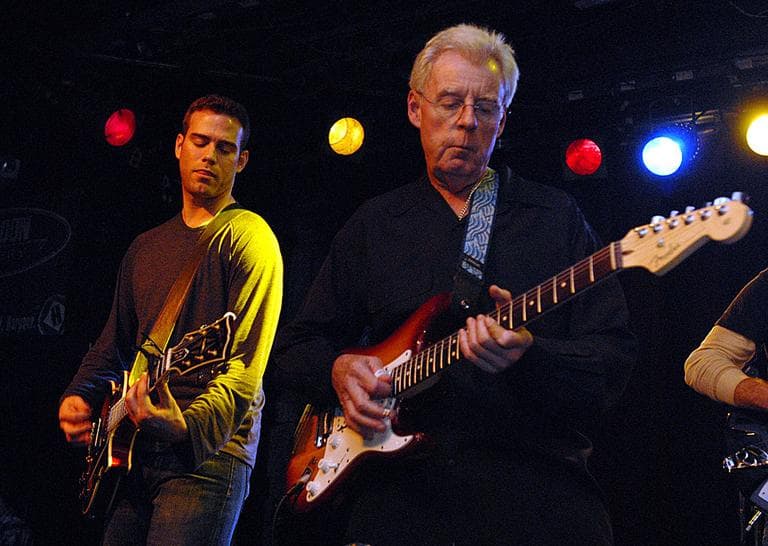 Theo Epstein, left, and baseball commentator Peter Gammons, right, perform at the 2007  Hot Stove, Cool Music benefit. (AP)