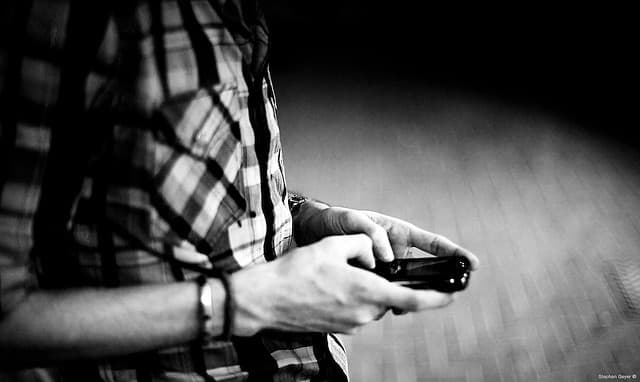 using a smartphone (Stephan Geyer/Flickr)