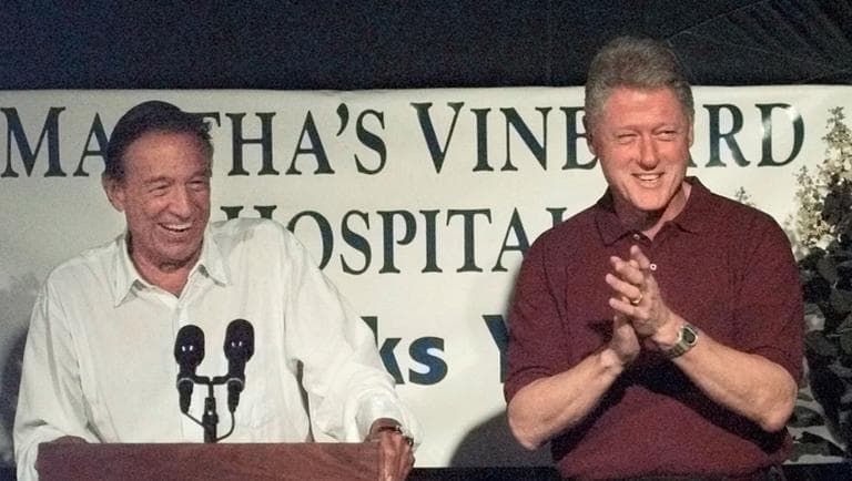 Mike Wallace and President Clinton share a laugh at a fundraiser for the Martha's Vineyard Hospital in 1999.  (AP/Stephan Savoia)