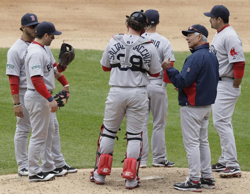 Red Sox manager Bobby Valentine talks to his team during the eighth inning of last night&#039;s game in Chicago. (AP Photo)
