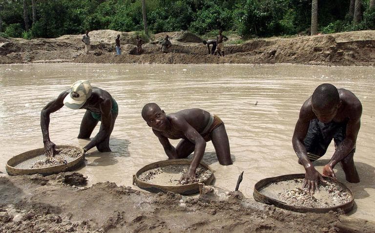 Diamond prospectors sift through the earth in the Corbert mine in Waiima, Sierra Leone in 2000. (AP)