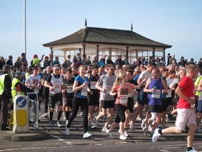 crowded marathon runners